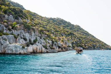 Simena Antik şehir Adası Kekova, Türkiye tarafından turistler ile tekne yüzen.