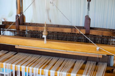 El ile ahşap tezgah, eski stil makine. El yapımı kumaş kavramı.
