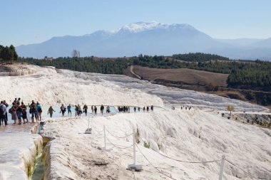 Pamukkale, Türkiye - Ekim, 2018: sıcak su Traverten insanlar. Turistler doğal Pamukkale yerde tadını çıkarın..