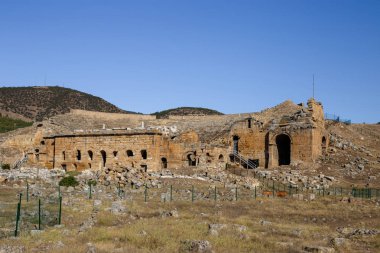 Amfitiyatro şehirde antik Hierapolis, Türkiye, görünümden dışında mahveder. Antika miras, Türkiye'de ünlü dönüm noktası.
