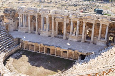 Antik Amfitiyatro Hierapolis, Pamukkale, Türkiye içinde. Antik Mimarlık, sütunlar ve heykeller.