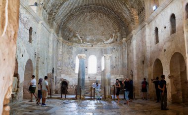 Kemer, Turkey - Ekim, 2018: Sunak bölümü, Aziz Nikolaos Kilisesi, yürüyüş ve fotoğraf çekmek turist.