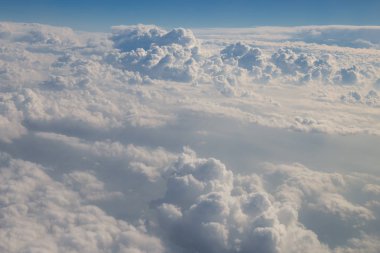 Yukarıda gökyüzü, bulutlarda uçan uçağın penceresinden görüntüleyin. Bulutlar, gökyüzü, uçak görünümü.