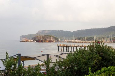 Yaz görünümü ile Kemer, Türkiye'de yeşil ağaçlar set of. Arka plan üzerinde yat marinasıyla.