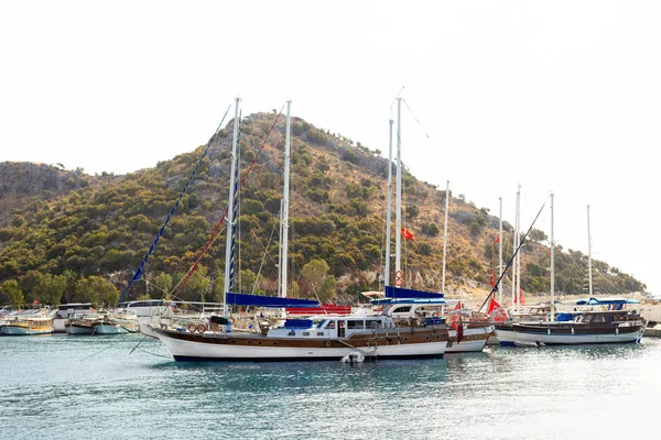 Iate Vela Porto Mar Mediterrâneo Turquia Montanhas Com Árvores Verdes — Fotografia de Stock