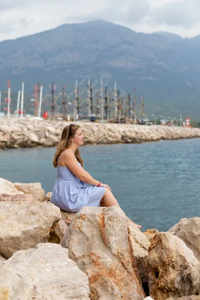 Kobieta Relaksujące Patrząc Morze Skarpie Kemer Turcja Yacht Marina Tle — Zdjęcie stockowe