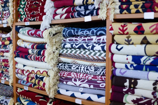Prateleiras Com Cama Cobre Pilhas Loja Coleção Cobertores Multicoloridos Nas — Fotografia de Stock