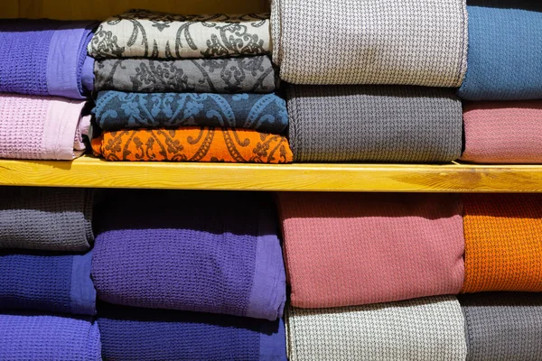 Regale Mit Handtüchern Stapeln Sich Geschäft Stapel Von Bunten Handtüchern — Stockfoto