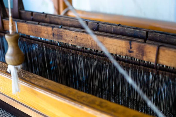 手動木製織機 古いスタイルのマシン クローズ アップ表示 手作り生地の概念 — ストック写真