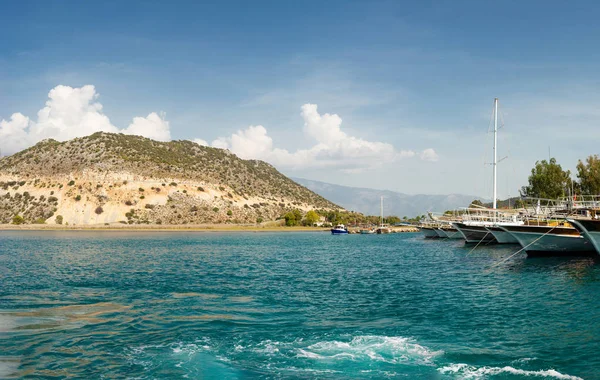 Jacht Port Morza Śródziemnego Turcja Góry Zielonych Drzew Tle — Zdjęcie stockowe