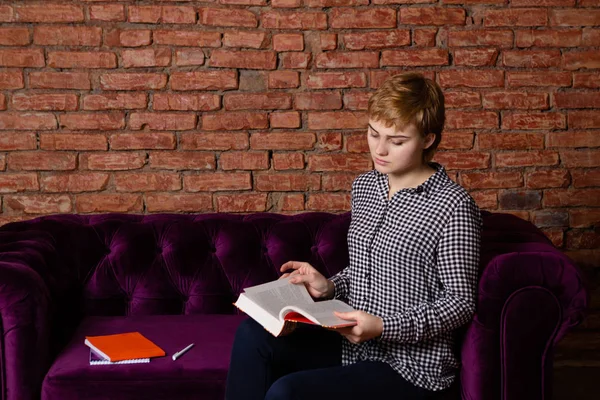 Chica estudiante estudiando en casa con libros . —  Fotos de Stock