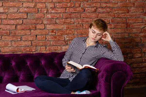 Student Portrait thuis studeren. — Stockfoto