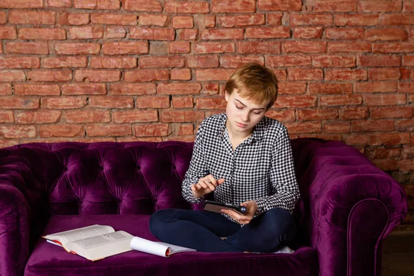 Ragazza studente facendo i compiti utilizzando tablet . — Foto Stock