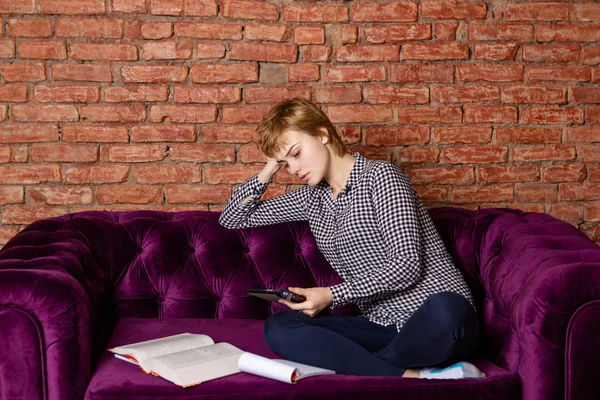 Student reading boek van Tablet. — Stockfoto