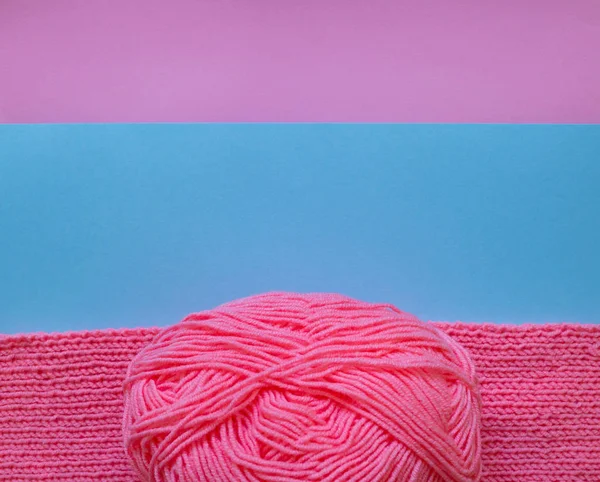 Bola de fio rosa e tricô no fundo colorido — Fotografia de Stock