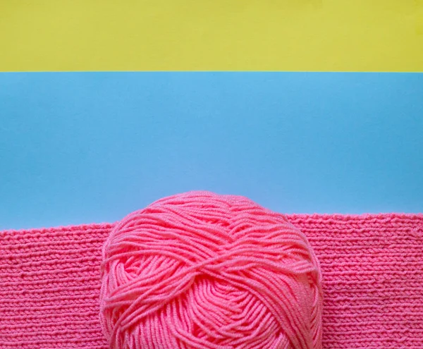 Aiguilles à tricoter fond bleu et jaune . — Photo