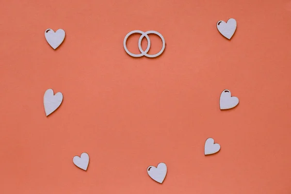 Hochzeitskartendesign mit Holzherzen und -ringen. — Stockfoto