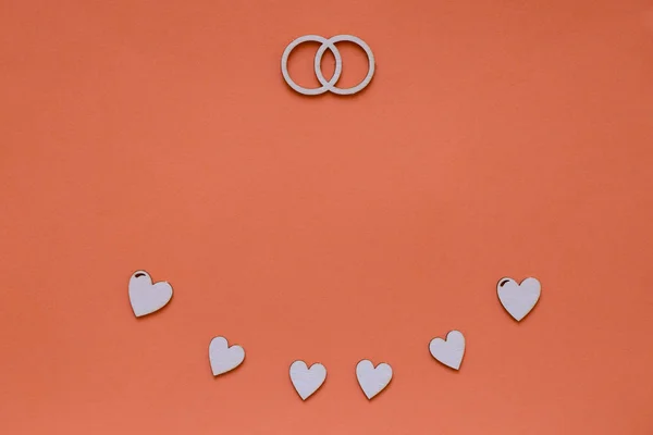 Diseño de tarjeta de boda con corazones y anillos de madera . — Foto de Stock