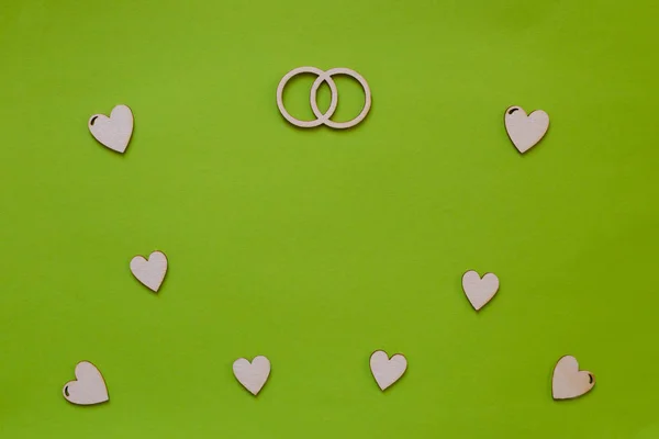 Ahşap kalpler ve yüzükler ile düğün kartı tasarımı. — Stok fotoğraf