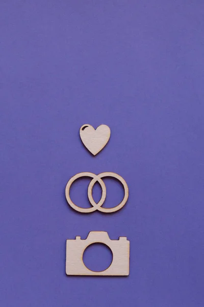 Fotografía de tarjetas con anillos de boda, oído, cámara — Foto de Stock