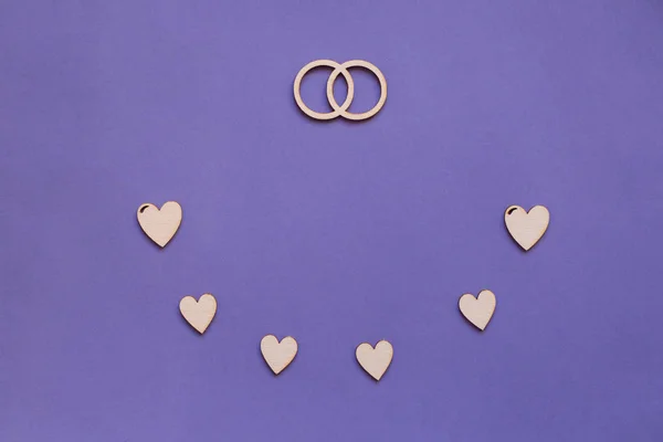Bruiloft kaart ontwerp met houten harten en ringen. — Stockfoto