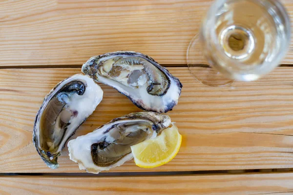 Ostras frescas con limón y vino blanco . — Foto de Stock