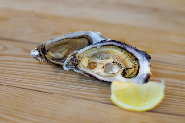 Ostras frescas y rodajas de limón . — Foto de Stock