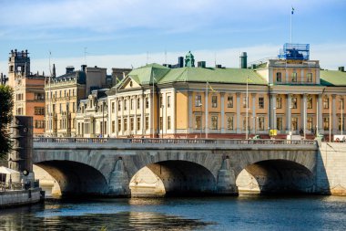 Trafik ve insanlar ile Stockholm köprüsü, İsveç.