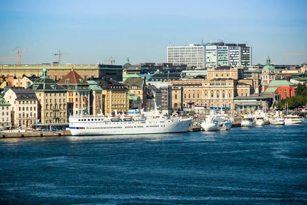 Schepen en jachten afgemeerd in het water, Stockholm, Zweden. — Stockfoto