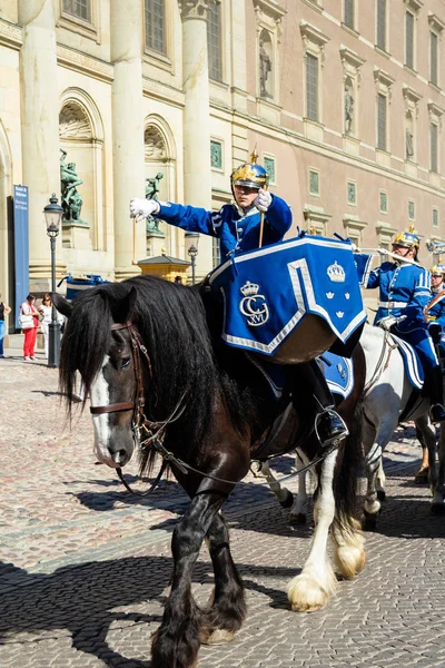 Cerimônia de mudança de guarda no Palácio de Estocolmo . — Fotografia de Stock