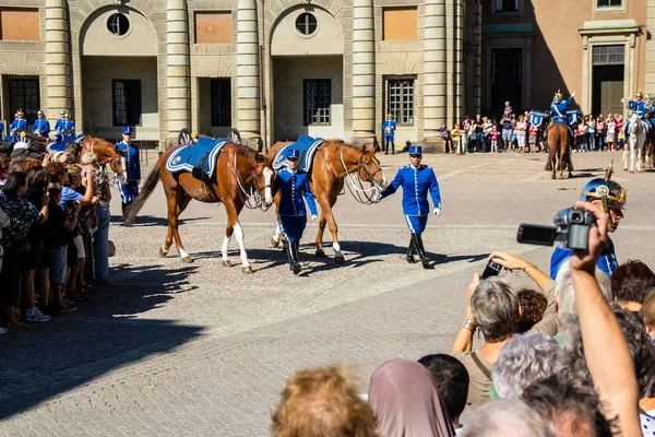 Remplacement de la garde au Palais de Stockholm . — Photo