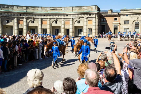 斯德哥尔摩 Circa 2013年8月 在斯德哥尔摩宫的换岗仪式 身着蓝色制服的马术 — 图库照片