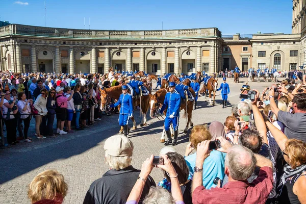 Cerimônia de mudança de guarda no Palácio de Estocolmo . — Fotografia de Stock