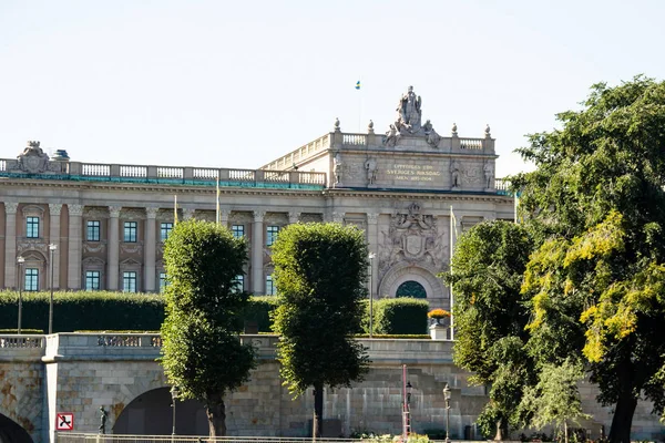 Parlament von Schweden, Park mit grünen Bäumen. — Stockfoto