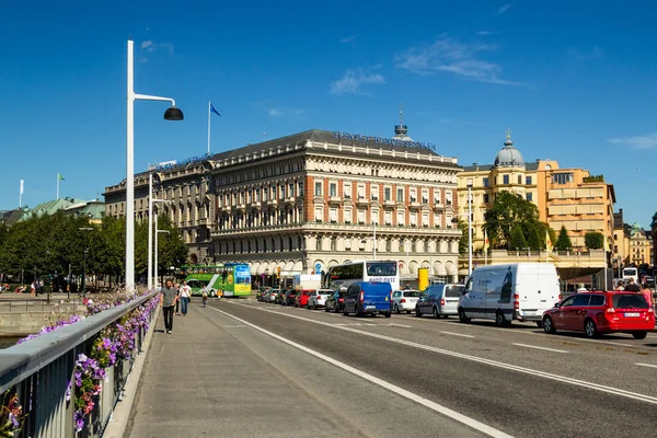 Stockholm bridge with traffic and people, Sweden. — Stock Photo, Image