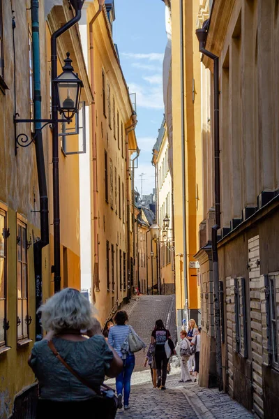 Touristen spazieren in enger Straße in Stockholm. — Stockfoto