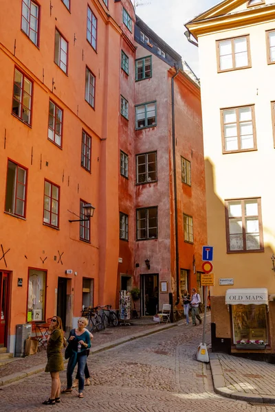 Touristen spazieren in enger Straße in Stockholm. — Stockfoto