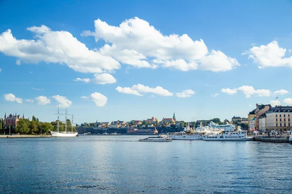 Marina em Estocolmo, Suécia com navios e iates . — Fotografia de Stock