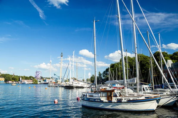 Marina ve Stockholmu, ve Švédsku s loděmi a jachty. — Stock fotografie