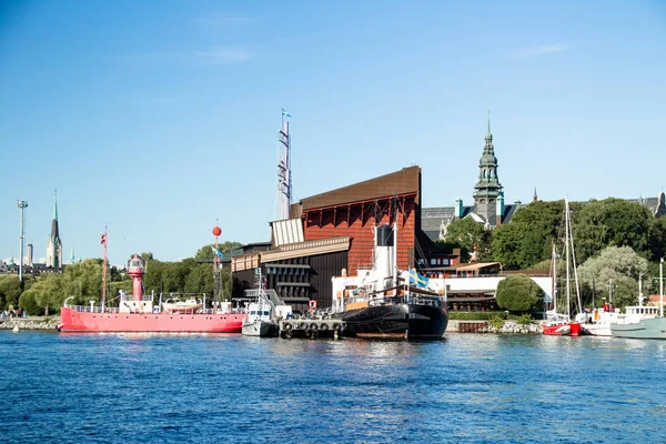 Марина в Стокгольме, Швеция, с кораблями и яхтами . — стоковое фото