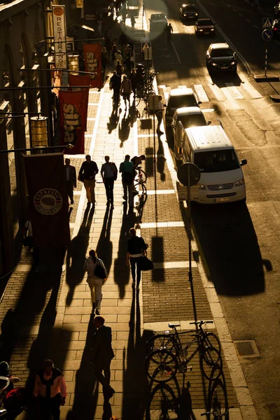 Tráfico urbano en Estocolmo, Suecia, luz dorada . — Foto de Stock