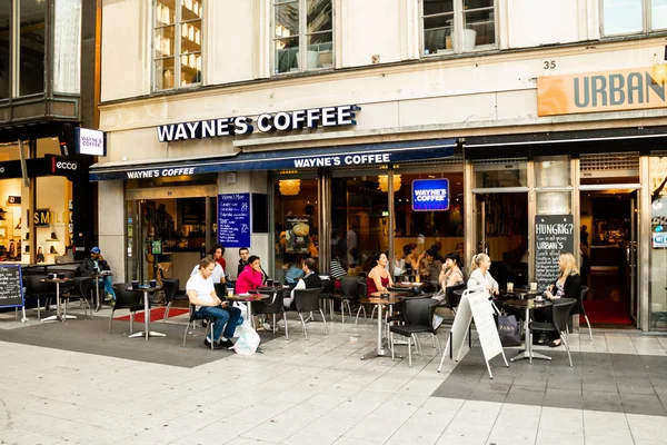 Wayne's Coffee'deki insanlar, Stockholm, İsveç. — Stok fotoğraf