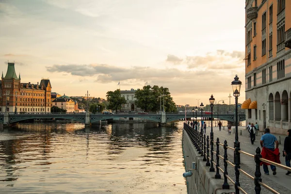 Centrum van Stockholm met waterkanaal en brug. — Stockfoto