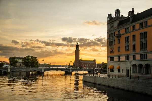 Centrum van Stockholm met waterkanaal en brug. — Stockfoto