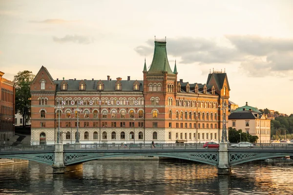 Oude Stockholm stadsgezicht, water, brug, kanaal. — Stockfoto