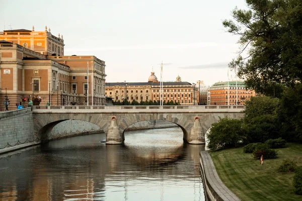 Oude Stockholm stadsgezicht, water, brug, kanaal. — Stockfoto