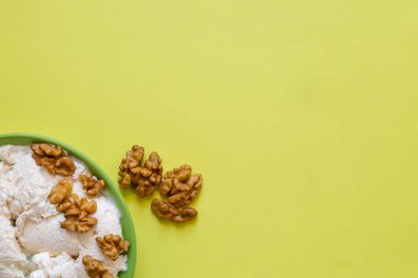 Yeşil tabakta cevizli dondurma..