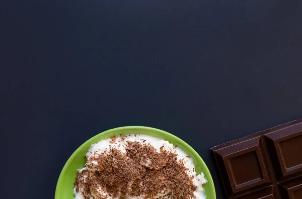 Ice cream and chocolate on green plate. — Stock Photo, Image