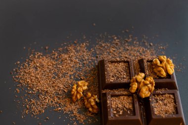 ?Hocolate bar, ceviz ve çikolata parçacıkları