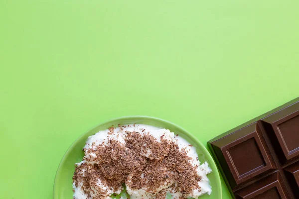 Ice cream and chocolate on green plate. — Stock Photo, Image